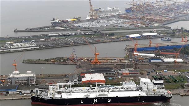 Die mächtige „Transgas Force“ mit dem Containerterminal im Hintergrund.