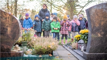 Kinder auf dem Friedhof in Bremerhaven-Lehe