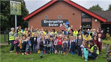 Bild von Kindern der Kita Blexen beim Müllsammeln