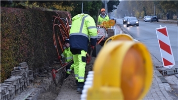 Die Männer in ihrer signalfarbenen Arbeitskleidung prägen aktuell das Stadtbild. Vielerorts reißen sie die Gehwege auf und verlegen dicke, orangene Kabel in den sandigen Nordenhamer Boden.
