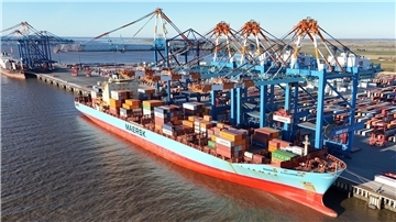 Das Containerschiff "Maersk Columbus" liegt am Bremerhavener Containerterminal