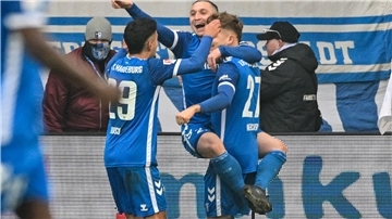 Die Magdeburger jubeln nach dem Führungstor zum 1:0 von Philipp Hercher.