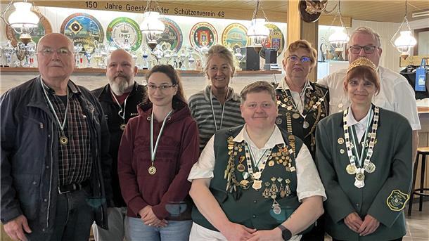 Die Majestäten des LBSV Bremen (hinten von links): Alexander Japp, Ute Buschatzky, Frieda Pielack, Bernd Reifschläger. Vorne von links: Hans Gerkens, Sara Jacob, Sven Raake, Pamela Kurtz.