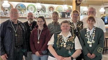 Die Majestäten des LBSV Bremen (hinten von links): Alexander Japp, Ute Buschatzky, Frieda Pielack, Bernd Reifschläger. Vorne von links: Hans Gerkens, Sara Jacob, Sven Raake, Pamela Kurtz.