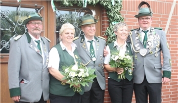 Gruppenfoto von fünf Mitgliedern des Schützenvereins Bokel in traditioneller Uniform. Zwei Frauen halten Blumensträuße, die Männer tragen Schützenorden.