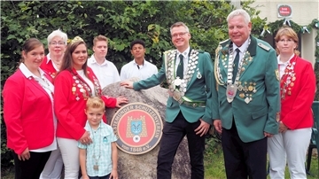 Die Majestäten mitsamt dem Vorstand des Geestemünder Schützenvereins, v.l. Scherilyn Knipperberg (Vize-Königin), Gudrun Adickes (1. Vorsitzende), Angelina Schröder (Königin 2023),.Marlon Knippenberg( Kinderkönig), Jannik Hünken (Junioren König), Kevin Jerima (Jugend König), Andre Kleinhanns (König 2023, Klaus Dahl (Vize-König) und .Daniela Konieczna (Sportleiterin)..
