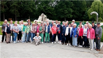 Die malerische Kulisse des Zevener Naturbades begeisterte die Senioren und veranlasste einen gut gelaunten Bürgermeister Jens Petersen zur bequemen Sitzposition vor der Gruppe.