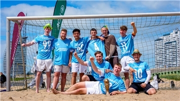 Die Maller Jungs freuen sich über den Gewinn des diesjährigen Beachsoccer Cups.