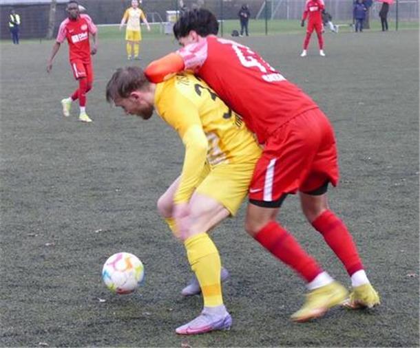 Surheides Marius Bruns im gelben Trikot im Zweikampf mit Dilges Bayrak.