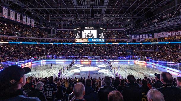 Nach Eders Tod: Tränen und Stille vor Eisbären-Spiel Die Mannschaften stellten sich zur Schweigeminute an den blauen Linien auf.