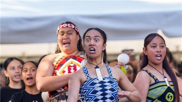 Königin mit traditionellem Tattoo Die Maori sind die indigene Bevölkerung von Neuseeland, also die Ureinwohner.