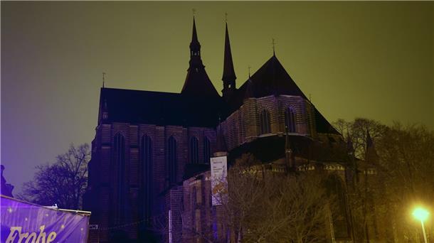 Auch Kirchen müssen Energie sparen Die Marienkirche in Rostock: Vielerorts sollen an den Außenbeleuchtungen gespart und Kirchen nicht mehr angestrahlt werden.