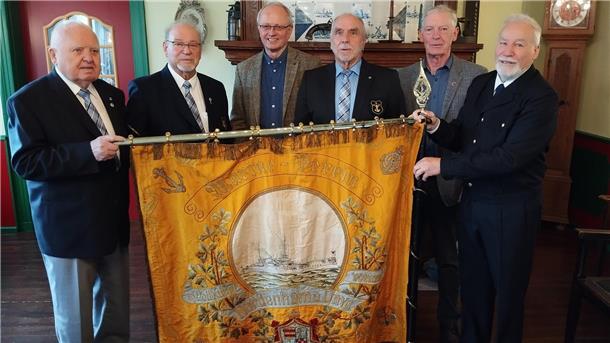 Marinekameradschaft Nordenham von 1908 übergab ihre Vereinsfahne ans Museum Die Marinekameradschaft übergab ihre Vereinsfahne (von links): Günter Felske (Vorsitzender), Günter Baumgardt (Schatzmeister), Museumsleiter Dr. Timothy Saunders, Helmut Klug (Schriftführer), Heimatbund-Vorsitzender Hans-Rudolf Mengers und Manfred Spengler (2. Vorsitzender).