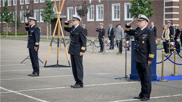 Die Marineoperationsschule (MOS) hat mit Kapitän zur See Jens Grimm (links), einen neuen Kommandeur. Nach etwas mehr als sechs Jahren übergab Kapitän zur See Eckhardt Bödeker (rechts) das Kommando an Grimm. Konteradmiral Christoph Joachim Müller-Meinhard begleitete das militärische Zeremoniell im Innenhof der Kaserne in Bremerhaven.