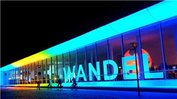 Die markante und üppige Lichtinstallation „Frame“ am Deutschen Schifffahrtsmuseum ist ein Hingucker. Aber die Zeiten stehen auf Energiesparen. Foto Müllenberg
