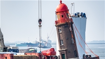 Schiefer Leuchtturm auf der Nordmole in Bremerhaven.