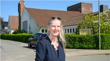 Die Martin-Luther-Kirche in Wulsdorf steht zum Verkauf: Annegret Warnecke vom Kirchenvorstand erklärt, wie in das Gotteshaus beim Bau 1956 auch das Gemeindehaus integriert worden ist.