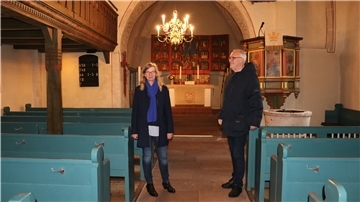 Die Martinskirche im Herzen von Schiffdorf ist auch von innen ein Schmuckstück. Doch auch hier stehen im Lauf der nächsten Jahre einige Schönheitsreparaturen an, wie Michael Viehweger vom Kirchenvorstand und Pastorin Heike Breuer erklären.