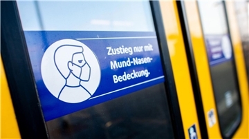Die Maskenpflicht wurde im Zuge der Corona-Pandemie im Frühjahr 2020 in öffentlichen Verkehrsmitteln eingeführt.