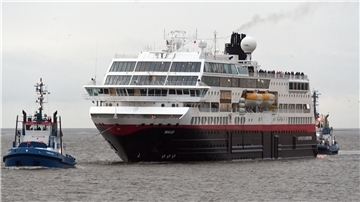 Die "Maud" legt nach ihrer Odyssee in Bremerhaven an. 