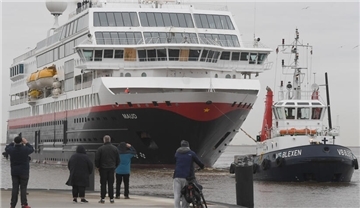 Die „Maud“ wird in den Fischereihafen geschleppt. Wie lange die Reparatur dauert, ist noch unbekannt.