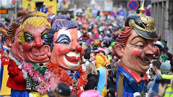 Rosenmontagszüge in Köln, Düsseldorf und Mainz unterwegs Die „Meenzer Schwellköpp“ sind beim Mainzer Rosenmontagszug unterwegs.