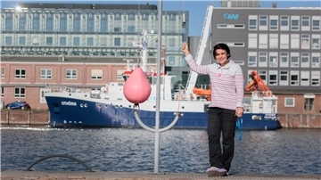 Klimatologin Monica Ionita vor dem AWI-Forschungskutter Uthörn