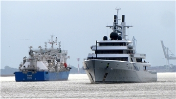 Die Megayacht mit dem Projektnamen „Alibaba“ der Lürssen Werft ist zu mehrtägigen Probefahrten ausgelaufen. Zunächst wurden auf der Unterweser technische Einstellungen vorgenommen.