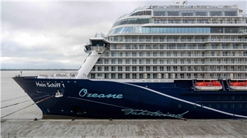 Die „Mein Schiff 1“ liegt an der Columbuskaje. TUI Cruises ist größter Kunde in Bremerhaven.