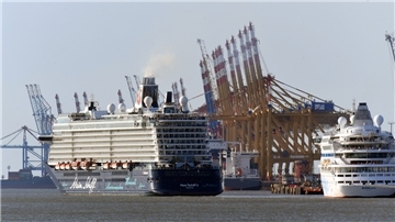 Ein Schiff legt ab.