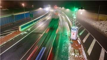 Lkw auf dem Weg in den Hafentunnel