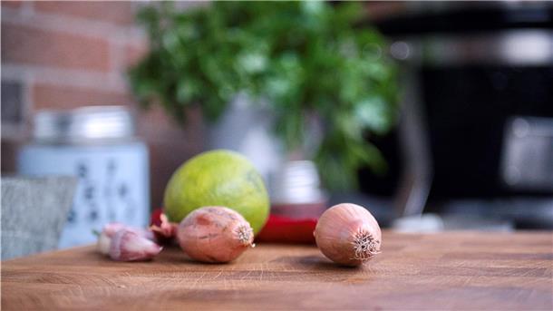 Simpel und saftig: Der „Deichgriller“ verrät sein perfektes Steak-Rezept Die meisten Zutaten sind für die Chimichurri-Sauce. Die bereitet Christian Schwarz gerne einen Tag vor dem Grillen zu, damit sie gut durchziehen kann. Je länger sie zieht, desto besser, sagt der Cuxhavener. Im Kühlschrank soll sie einige Wochen halten.