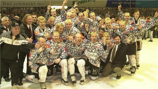 Die Meister-Mannschaft des REV Bremerhaven von 2002 mit Sebastian Furchner und Sebastian Jones.
