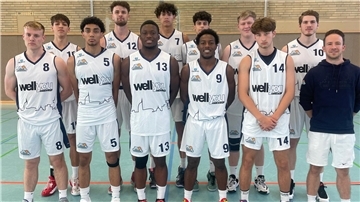 Basketballer stellen sich zum Gruppenbild auf. Es ist die zweite Mannschaft der Eisbären Bremerhaven.