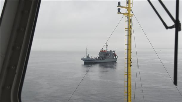 Die "Mellum" nähert sich der Eversand – sie spielt in der Übung ein kleines Containerschiff, das Sturmschaden erlitten hat.