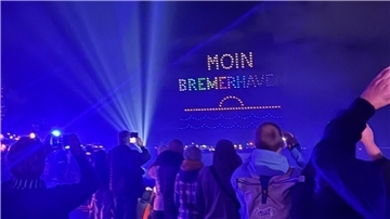 Die Menschen am Deich waren begeistert von der Show und applaudierten.