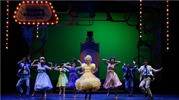 „Die Menschen haben die Nase voll von Krisen“, sagt Intendant Lars Tietje. Die Zuschauer wollen sich zurzeit im Theater vor allem unterhalten lassen. Musicals wie „Hairspray“, hier mit Julia Lindhorst-Apfelthaler Amber von Tussle und der Ballettcompagnie des Stadttheaters Bremerhaven, laufen deshalb gut.