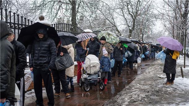 Krieg gegen die Ukraine: So ist die Lage Die Menschen in Kiew stehen für Wasser an.