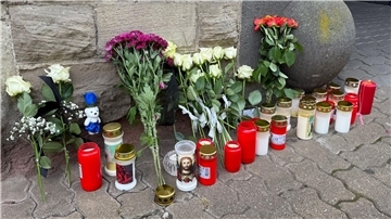 Die Menschen in Völklingen legten Blumen und Kerzen bei der Polizei ab.