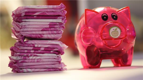 Die Menstruation ist mitunter nicht nur beschwerlich, sie kostet auch Geld. Gerade für junge Mädchen kann dies ein Problem sein. Nachwuchspolitiker fordern deshalb kostenfreie Menstruationsartikel an Schulen.