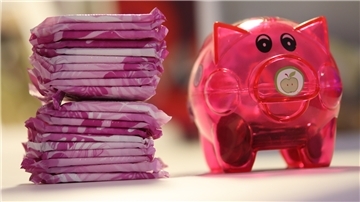 Die Menstruation ist mitunter nicht nur beschwerlich, sie kostet auch Geld. Gerade für junge Mädchen kann dies ein Problem sein. Nachwuchspolitiker fordern deshalb kostenfreie Menstruationsartikel an Schulen.