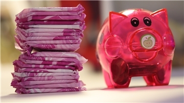 Die Menstruation ist mitunter nicht nur beschwerlich, sie kostet auch Geld. In Tarmstedt sollen an der KGS jetzt Spender mit Gratistampons und -binden in den Mädchentoiletten aufgestellt werden.