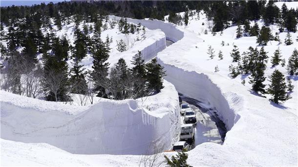 Die meterhohen Schneemassen im Norden Japans werden bislang in der Regel im Meer entsorgt.