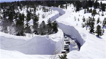 Die meterhohen Schneemassen im Norden Japans werden bislang in der Regel im Meer entsorgt.