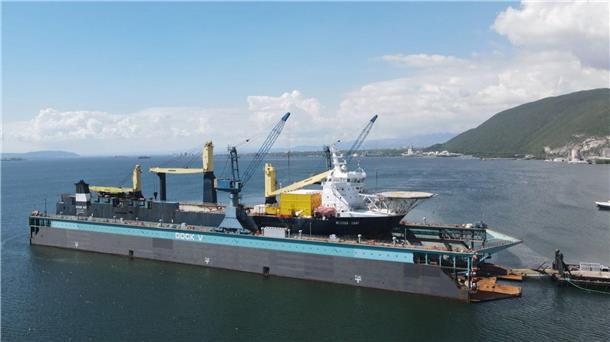 Die „Mexican Giant“ im Schwimmdock in Jamaika. Unter anderem wurden dort die Motoren und Propeller des in Bremerhaven gebauten Schiffs gewartet.
