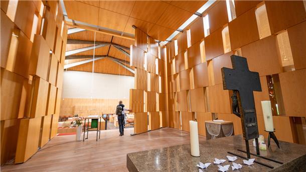 Die Michaeliskirche hat sich verändert. Pastorin Anneke Ihlenfeldt und Architekt Jürgen Grube. 