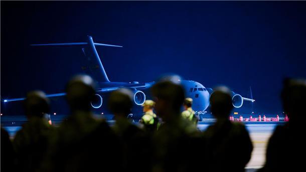 USA schicken weitere angebliche Kriminelle nach El Salvador Die Militäraktion fand in der Nacht statt und wurde von El Salvadors Regierung gefilmt.