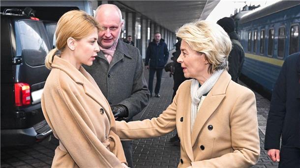 Von der Leyen mit EU-Kommission zu Gesprächen in Kiew Die Ministerin für europäische Integration der Ukraine, Olha Stefanischyna, begrüßt Ursula von der Leyen.