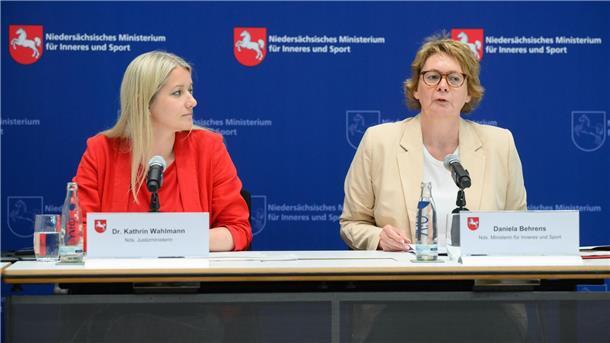 Die Ministerinnen Behrens (r) und Wahlmann setzen auf eine Null-Toleranz-Strategie. (Archivbild)