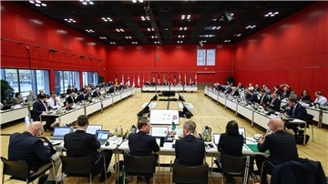 Ministerpräsidenten wollen mehr Geld vom Bund für Häfen Die Ministerpräsidenten aller 16 Bundesländer haben sich für ein stärkeres Engagement des Bundes bei Investitionen in die Häfen ausgesprochen.